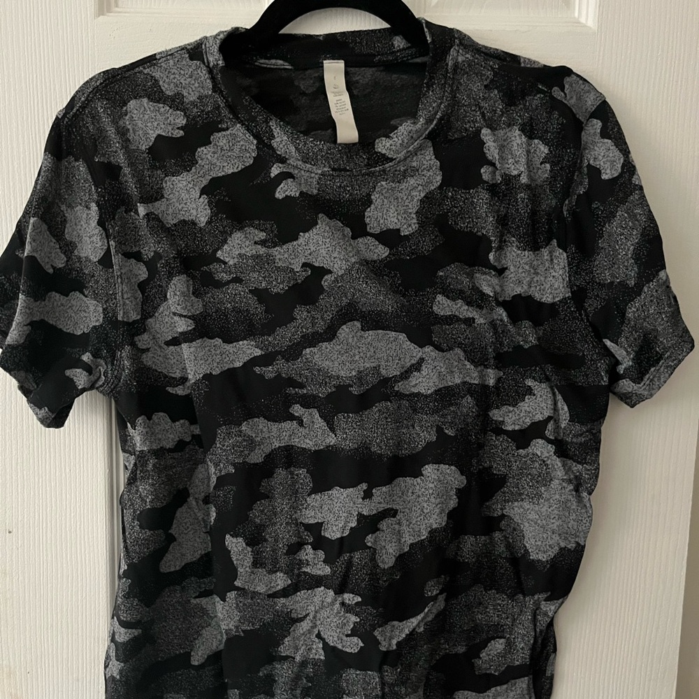 Short sleeve lululemon athletic top - camo